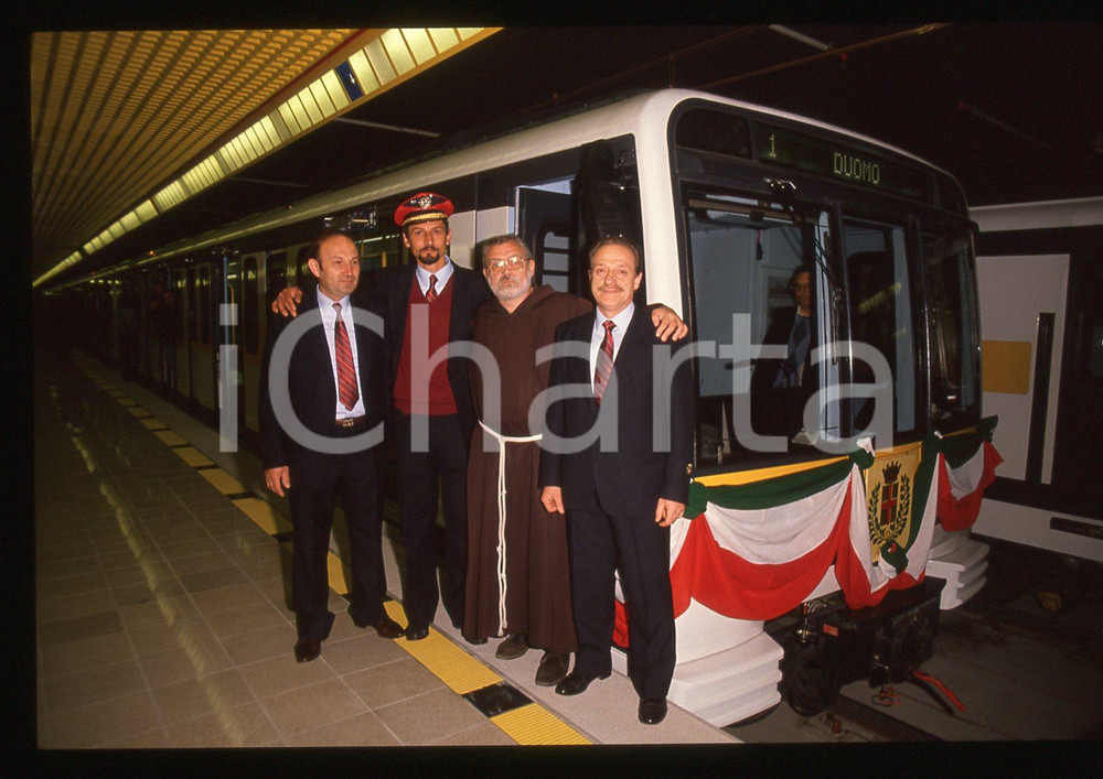 35mm vintage slide* 1990 MILANO Frate Cesare BONIZZI *Inaugurazione LINEA M3 (7)  Diapositiva d'epoca, in formato 35 mm.Nella diapositiva compare Frate Cesare Bonizzi, assistente spirituale dei tranvieri dell'ATM di Milano, in occasione dell'inaugurazione del tratto Centrale FS-Duomo della linea metropolitana M3, avvenuta il 3 maggio 1990. CONDIZIONI: GOOD  Tutti i diritti riservati.E' severamente vietata la riproduzione. ICharta mette in vendita, sul negozio eBay e in esclusiva sul sito "icharta" il proprio archivio composto da numerose diapositive e negativi fotografici d'epoca, tutti originali e autentici, che attraversano la storia del costume italiano tra gli la fine degli anni Sessanta e Novanta.Si tratta di uno sguardo inedito sull'attualit&agrave;, la politica, la vita quotidiana, il gossip e la cultura, che fotografa il cambiamento della nazione in quest'ultimo scorcio del XX secolo. Un'occasione unica per il mercato del collezionismo, che vede finalmente disponibile un archivio eccezionale per vastit&agrave;, tematiche e condizioni, in un settore (il negativo fotografico e la diapositiva) di assoluta novit&agrave; e dalle interessanti prospettive di investimento.New layer...  originale e autentica 1