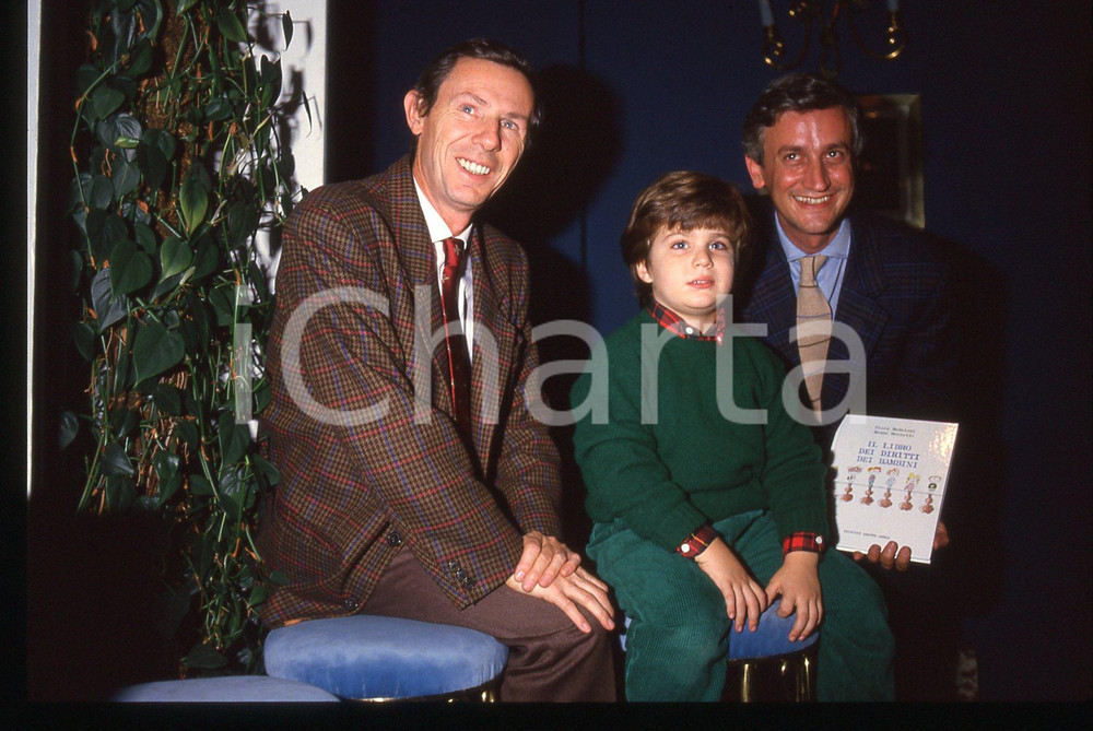 35mm vintage slide* 1987 MILANO Bruno BOZZETTO Piero BADALONI Terrazza MARTINI 5  Diapositiva d'epoca, in formato 35 mm.Nella diapositiva compaiono Bruno Bozzetto e Piero Badaloni alla Terrazza Martini di Milano nel 1987, in occasione della presentazione de "Il libro dei diritti dei bambini". CONDIZIONI: GOOD  Tutti i diritti riservati.E' severamente vietata la riproduzione. ICharta mette in vendita, sul negozio eBay e in esclusiva sul sito "icharta" il proprio archivio composto da numerose diapositive e negativi fotografici d'epoca, tutti originali e autentici, che attraversano la storia del costume italiano tra gli la fine degli anni Sessanta e Novanta.Si tratta di uno sguardo inedito sull'attualit&agrave;, la politica, la vita quotidiana, il gossip e la cultura, che fotografa il cambiamento della nazione in quest'ultimo scorcio del XX secolo. Un'occasione unica per il mercato del collezionismo, che vede finalmente disponibile un archivio eccezionale per vastit&agrave;, tematiche e condizioni, in un settore (il negativo fotografico e la diapositiva) di assoluta novit&agrave; e dalle interessanti prospettive di investimento.New layer...  originale e autentica 1