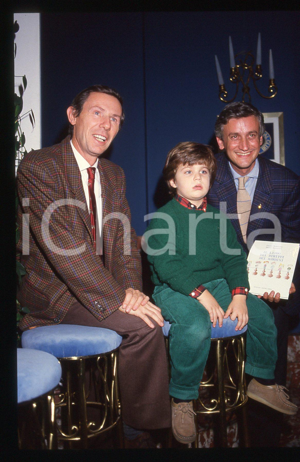 35mm vintage slide* 1987 MILANO Bruno BOZZETTO Piero BADALONI Terrazza MARTINI 6  Diapositiva d'epoca, in formato 35 mm.Nella diapositiva compaiono Bruno Bozzetto e Piero Badaloni alla Terrazza Martini di Milano nel 1987, in occasione della presentazione de "Il libro dei diritti dei bambini". CONDIZIONI: GOOD  Tutti i diritti riservati.E' severamente vietata la riproduzione. ICharta mette in vendita, sul negozio eBay e in esclusiva sul sito "icharta" il proprio archivio composto da numerose diapositive e negativi fotografici d'epoca, tutti originali e autentici, che attraversano la storia del costume italiano tra gli la fine degli anni Sessanta e Novanta.Si tratta di uno sguardo inedito sull'attualit&agrave;, la politica, la vita quotidiana, il gossip e la cultura, che fotografa il cambiamento della nazione in quest'ultimo scorcio del XX secolo. Un'occasione unica per il mercato del collezionismo, che vede finalmente disponibile un archivio eccezionale per vastit&agrave;, tematiche e condizioni, in un settore (il negativo fotografico e la diapositiva) di assoluta novit&agrave; e dalle interessanti prospettive di investimento.New layer...  originale e autentica 1