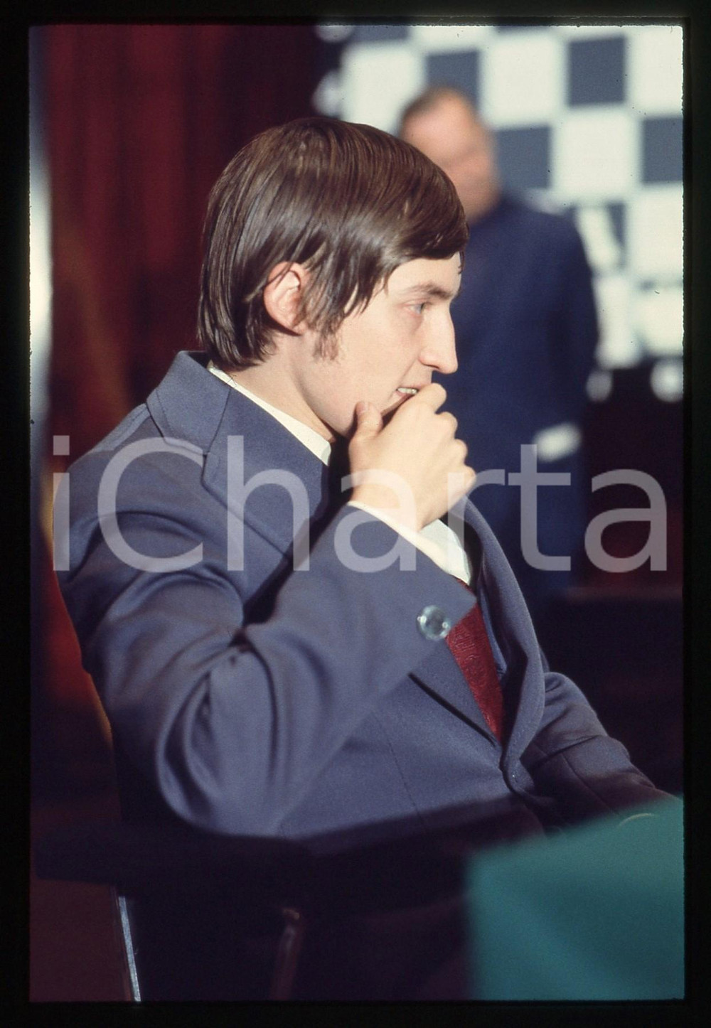 35mm vintage slide* 1975 MILANO Anatolij Karpov Torneo SCACCHI (4)  Diapositiva d'epoca, in formato 35 mm. Nella diapositiva compare Anatolij Evgen'eviÄ Karpov, in occasione del Torneo Internazionale di Scacchi tenutosi a Milano nel settembre 1975. CONDIZIONI: GOOD Tutti i diritti riservati.E' severamente vietata la riproduzione. ICharta mette in vendita, sul negozio eBay e in esclusiva sul sito "icharta" il proprio archivio composto da numerose diapositive e negativi fotografici d'epoca, tutti originali e autentici, che attraversano la storia del costume italiano tra gli la fine degli anni Sessanta e Novanta.Si tratta di uno sguardo inedito sull'attualit&agrave;, la politica, la vita quotidiana, il gossip e la cultura, che fotografa il cambiamento della nazione in quest'ultimo scorcio del XX secolo. Un'occasione unica per il mercato del collezionismo, che vede finalmente disponibile un archivio eccezionale per vastit&agrave;, tematiche e condizioni, in un settore (il negativo fotografico e la diapositiva) di assoluta novit&agrave; e dalle interessanti prospettive di investimento.New layer...  originale e autentica 1