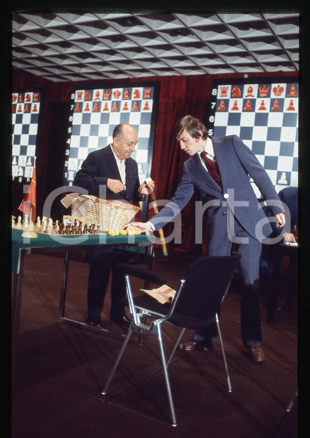 35mm vintage slide* 1975 MILANO Anatolij Karpov Torneo SCACCHI (6)  Diapositiva d'epoca, in formato 35 mm. Nella diapositiva compare Anatolij Evgen'eviÄ Karpov, in occasione del Torneo Internazionale di Scacchi tenutosi a Milano nel settembre 1975. CONDIZIONI: GOOD Tutti i diritti riservati.E' severamente vietata la riproduzione. ICharta mette in vendita, sul negozio eBay e in esclusiva sul sito "icharta" il proprio archivio composto da numerose diapositive e negativi fotografici d'epoca, tutti originali e autentici, che attraversano la storia del costume italiano tra gli la fine degli anni Sessanta e Novanta.Si tratta di uno sguardo inedito sull'attualit&agrave;, la politica, la vita quotidiana, il gossip e la cultura, che fotografa il cambiamento della nazione in quest'ultimo scorcio del XX secolo. Un'occasione unica per il mercato del collezionismo, che vede finalmente disponibile un archivio eccezionale per vastit&agrave;, tematiche e condizioni, in un settore (il negativo fotografico e la diapositiva) di assoluta novit&agrave; e dalle interessanti prospettive di investimento.New layer...  originale e autentica 1