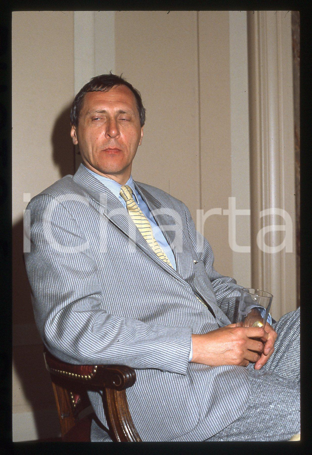 1985 ca CINEMA Peter GREENAWAY - Ritratto del regista (6) 35mm VINTAGE SLIDE  Diapositiva d'epoca, in formato 35 mm.   Tutti i diritti riservati.E' severamente vietata la riproduzione. ICharta mette in vendita, sul negozio eBay e in esclusiva sul sito "icharta" il proprio archivio composto da numerose diapositive e negativi fotografici d'epoca, tutti originali e autentici, che attraversano la storia del costume italiano tra gli la fine degli anni Sessanta e Novanta.Si tratta di uno sguardo inedito sull'attualità, la politica, la vita quotidiana, il gossip e la cultura, che fotografa il cambiamento della nazione in quest'ultimo scorcio del XX secolo. Un'occasione unica per il mercato del collezionismo, che vede finalmente disponibile un archivio eccezionale per vastità, tematiche e condizioni, in un settore (il negativo fotografico e la diapositiva) di assoluta novità e dalle interessanti prospettive di investimento.New layer...  FAIR/discreto   originale e autentica 1