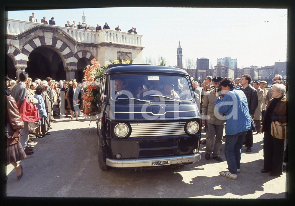35mm vintage slide* 1986 MILANO Funerale Michele SINDONA - Trasporto feretro (3)
