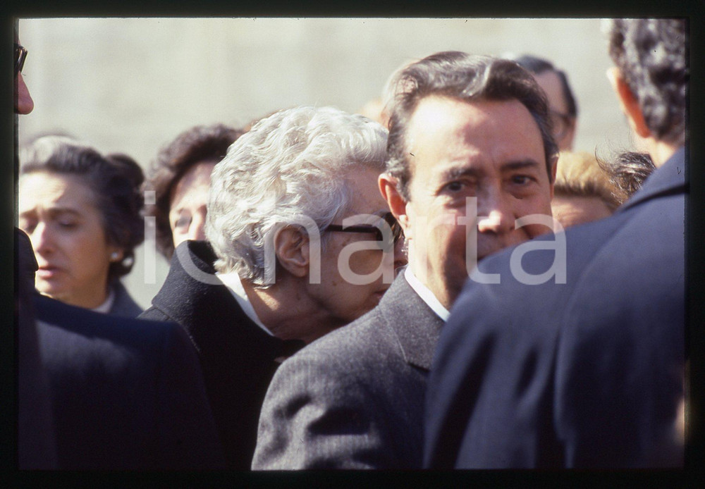 35mm vintage slide* 1986 MILANO Caterina CILIO al Funerale di Michele SINDONA *1