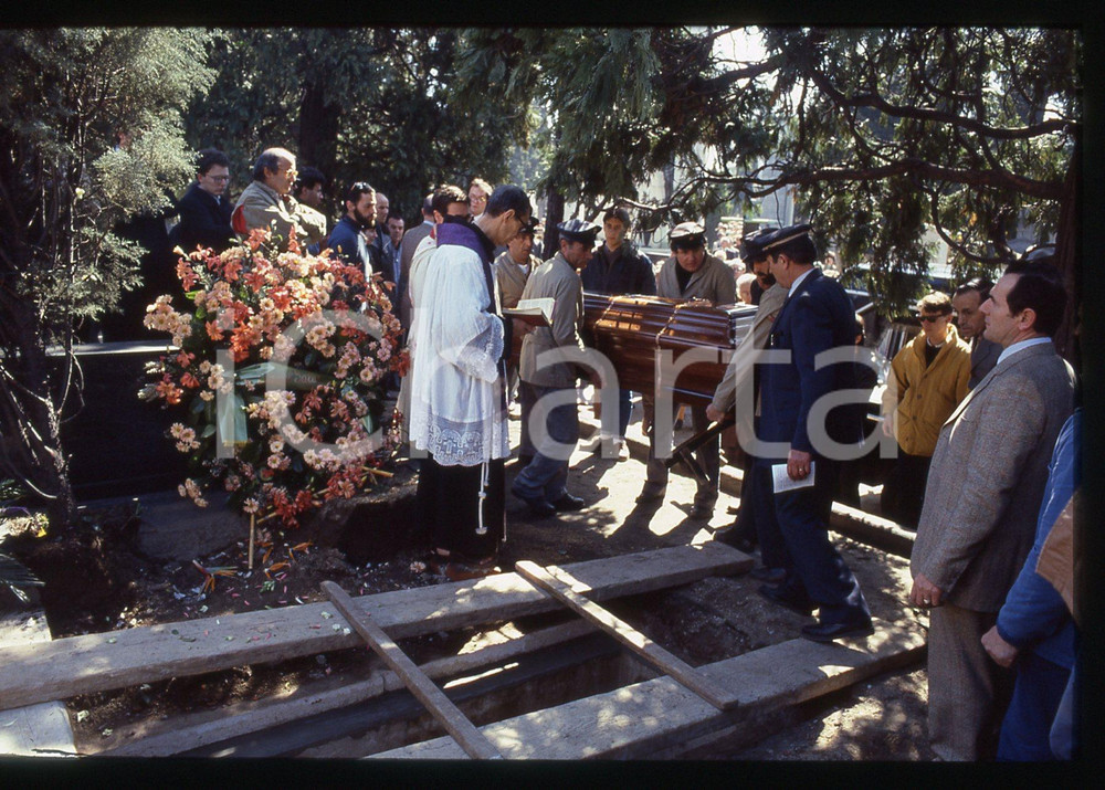 35mm vintage slide* 1986 MILANO Funerale di Michele SINDONA - Sepoltura (2)