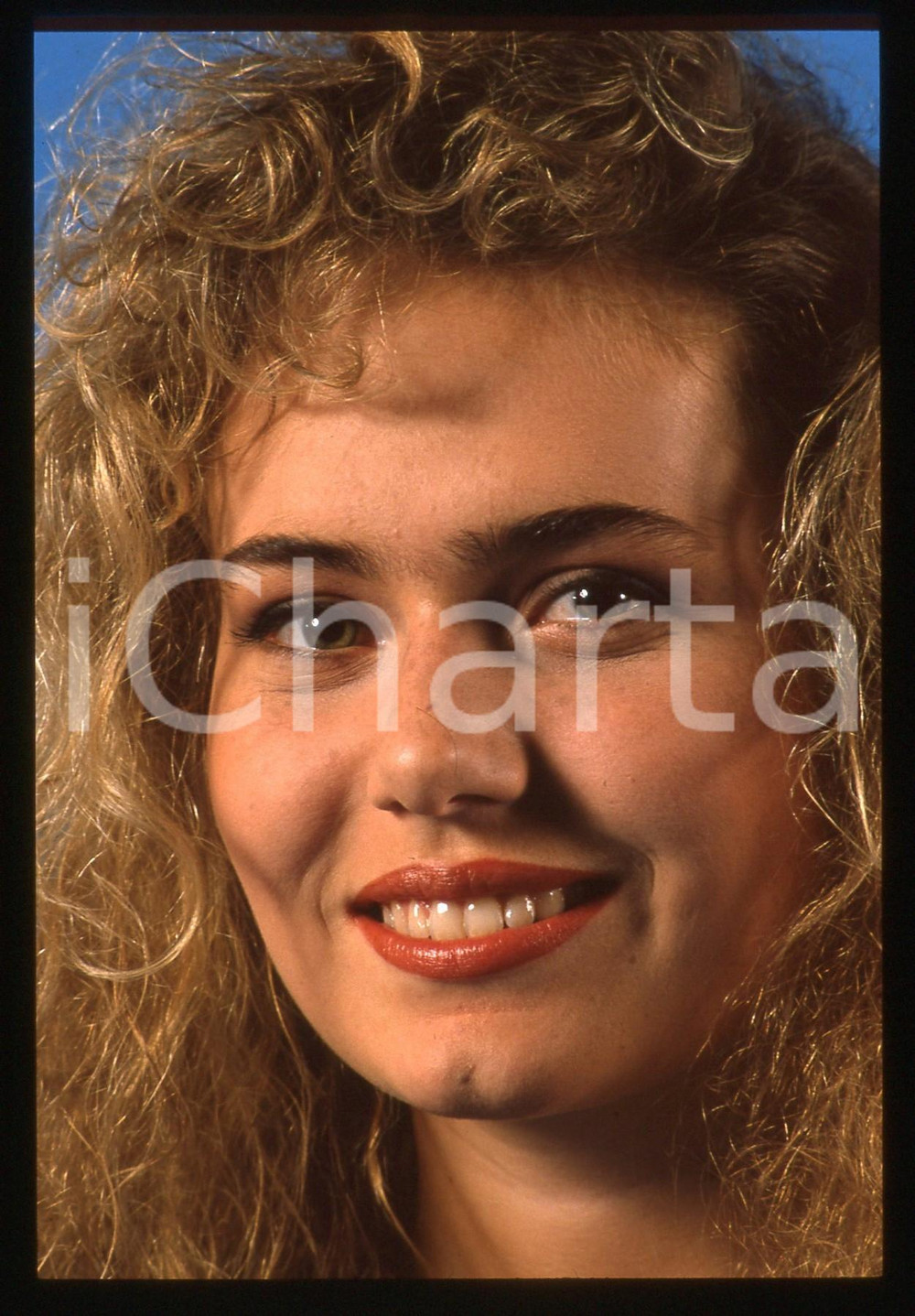 35mm vintage slide* 1989 CANALE 5 Ylenia CARRISI - Ritratto 63  Diapositiva d'epoca, in formato 35 mm.Nella diapositiva compare Ylenia Carrisi, nel backstage della trasmissione "La Ruota della Fortuna", in onda su Canale 5 nel 1989.CONDIZIONI: GOOD  Tutti i diritti riservati.E' severamente vietata la riproduzione. ICharta mette in vendita, sul negozio eBay e in esclusiva sul sito "icharta" il proprio archivio composto da numerose diapositive e negativi fotografici d'epoca, tutti originali e autentici, che attraversano la storia del costume italiano tra gli la fine degli anni Sessanta e Novanta.Si tratta di uno sguardo inedito sull'attualit&agrave;, la politica, la vita quotidiana, il gossip e la cultura, che fotografa il cambiamento della nazione in quest'ultimo scorcio del XX secolo. Un'occasione unica per il mercato del collezionismo, che vede finalmente disponibile un archivio eccezionale per vastit&agrave;, tematiche e condizioni, in un settore (il negativo fotografico e la diapositiva) di assoluta novit&agrave; e dalle interessanti prospettive di investimento.New layer...  originale e autentica 1