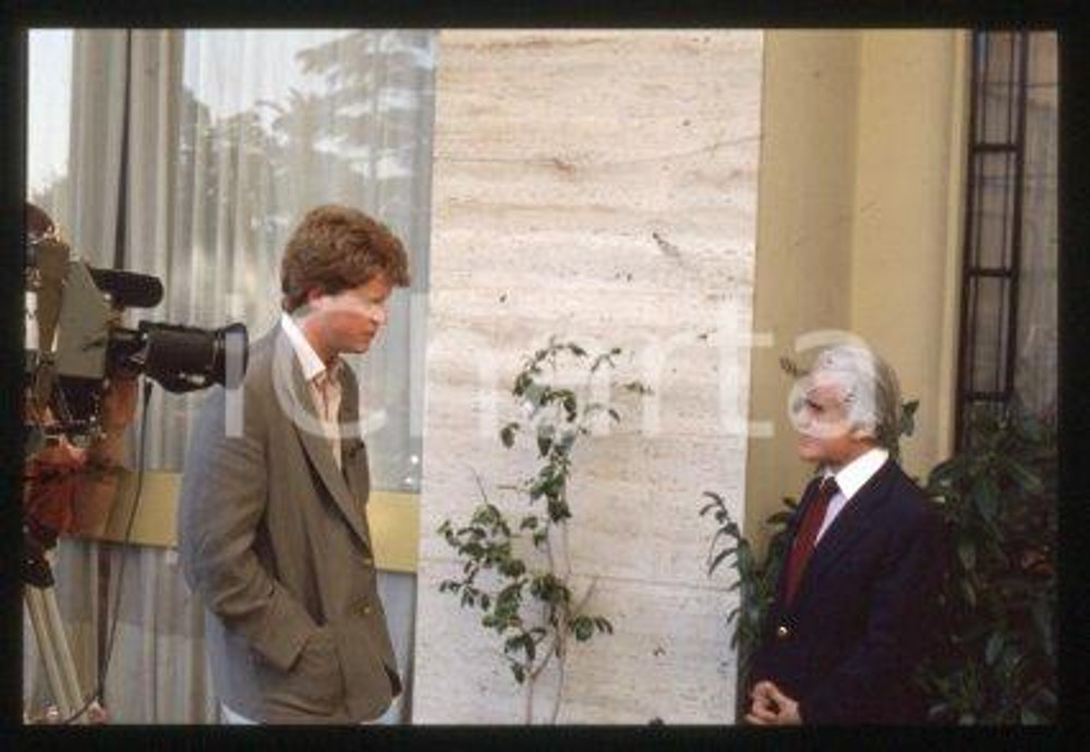 35mm vintage slide* 1985 NBC NEWS Charles SPENCER and Jack VALENTI (12)   Diapositiva d'epoca, in formato 35 mm.CONDIZIONI: GOODE' severamente vietata la riproduzione. Tutti i diritti sono riservati.Nella diapositiva ICharta mette in vendita, sul negozio eBay e in esclusiva sul sito "icharta" il proprio archivio composto da numerose diapositive e negativi fotografici d'epoca, tutti originali e autentici, che attraversano la storia del costume italiano tra gli la fine degli anni Sessanta e Novanta.Si tratta di uno sguardo inedito sull'attualit&agrave;, la politica, la vita quotidiana, il gossip e la cultura, che fotografa il cambiamento della nazione in quest'ultimo scorcio del XX secolo. Un'occasione unica per il mercato del collezionismo, che vede finalmente disponibile un archivio eccezionale per vastit&agrave;, tematiche e condizioni, in un settore (il negativo fotografico e la diapositiva) di assoluta novit&agrave; e dalle interessanti prospettive di investimento.  CONDIZIONI:FAIR/discreto originale e autentica 1