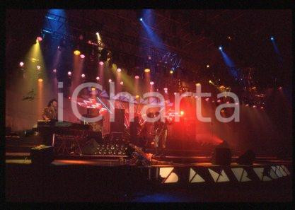 35mm vintage slide* 1989 SANREMO - American singer LITTLE STEVEN (39)   Diapositiva d'epoca, in formato 35 mm.CONDIZIONI: GOODE' severamente vietata la riproduzione. Tutti i diritti sono riservati.Nella diapositiva ICharta mette in vendita, sul negozio eBay e in esclusiva sul sito "icharta" il proprio archivio composto da numerose diapositive e negativi fotografici d'epoca, tutti originali e autentici, che attraversano la storia del costume italiano tra gli la fine degli anni Sessanta e Novanta.Si tratta di uno sguardo inedito sull'attualit&agrave;, la politica, la vita quotidiana, il gossip e la cultura, che fotografa il cambiamento della nazione in quest'ultimo scorcio del XX secolo. Un'occasione unica per il mercato del collezionismo, che vede finalmente disponibile un archivio eccezionale per vastit&agrave;, tematiche e condizioni, in un settore (il negativo fotografico e la diapositiva) di assoluta novit&agrave; e dalle interessanti prospettive di investimento.  CONDIZIONI:FAIR/discreto originale e autentica 1