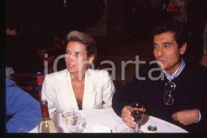 35mm vintage slide* 1990 ca CINEMA Spanish actor AndrÃ©s PAJARES & wife (47)   Diapositiva d'epoca, in formato 35 mm.CONDIZIONI: GOOD E' severamente vietata la riproduzione. Tutti i diritti sono riservati.Nella diapositiva ICharta mette in vendita, sul negozio eBay e in esclusiva sul sito "icharta" il proprio archivio composto da numerose diapositive e negativi fotografici d'epoca, tutti originali e autentici, che attraversano la storia del costume italiano tra gli la fine degli anni Sessanta e Novanta.Si tratta di uno sguardo inedito sull'attualit&agrave;, la politica, la vita quotidiana, il gossip e la cultura, che fotografa il cambiamento della nazione in quest'ultimo scorcio del XX secolo. Un'occasione unica per il mercato del collezionismo, che vede finalmente disponibile un archivio eccezionale per vastit&agrave;, tematiche e condizioni, in un settore (il negativo fotografico e la diapositiva) di assoluta novit&agrave; e dalle interessanti prospettive di investimento.  FAIR/discreto   originale e autentica 1