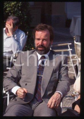 35mm vintage slide* 1995 ca ITALY Economist of Deutsche Bank Norbert WALTER (10) E   Diapositiva d'epoca, in formato 35 mm.CONDIZIONI: GOOD E' severamente vietata la riproduzione. Tutti i diritti sono riservati.Nella diapositiva ICharta mette in vendita, sul negozio eBay e in esclusiva sul sito "icharta" il proprio archivio composto da numerose diapositive e negativi fotografici d'epoca, tutti originali e autentici, che attraversano la storia del costume italiano tra gli la fine degli anni Sessanta e Novanta.Si tratta di uno sguardo inedito sull'attualit&agrave;, la politica, la vita quotidiana, il gossip e la cultura, che fotografa il cambiamento della nazione in quest'ultimo scorcio del XX secolo. Un'occasione unica per il mercato del collezionismo, che vede finalmente disponibile un archivio eccezionale per vastit&agrave;, tematiche e condizioni, in un settore (il negativo fotografico e la diapositiva) di assoluta novit&agrave; e dalle interessanti prospettive di investimento.  FAIR/discreto   originale e autentica 1