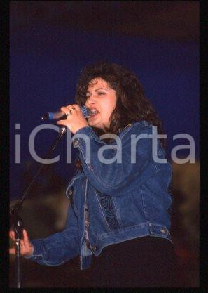 35mm vintage slide* 1990 MILAN Neapolitan singer of "FAVOLANDO" Rosè CRISCI (2)