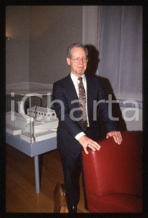 35mm vintage slide* 1999 ca MILAN economist & professor Oliver WILLIAMSON (20)