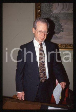 35mm vintage slide* 1999 ca MILAN economist & professor Oliver WILLIAMSON (24)
