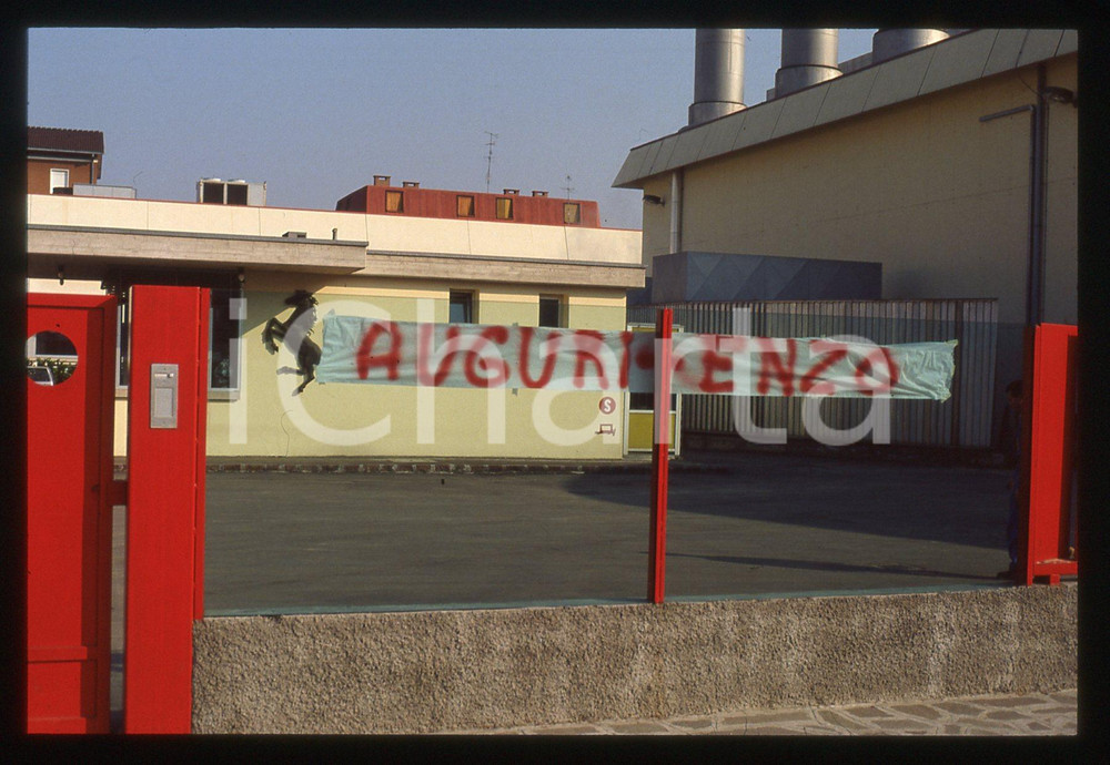 Fotografia d epoca originale 35mm vintage slide 1985 ca MARANELLO Striscione di auguri per Enzo FERRARI 1 1