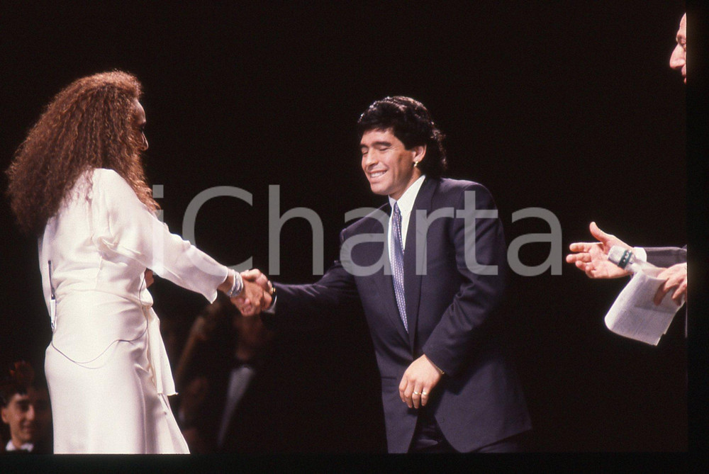Fotografia d epoca originale 35mm vintage slide 1990 MILANO Gala ITALIA  90 Diego MARADONA Lara Saint PAUL 2 1