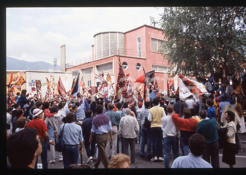 35mm vintage slide* 1988 COMO Tifosi AC MILAN in festa dopo conquista scudetto 8