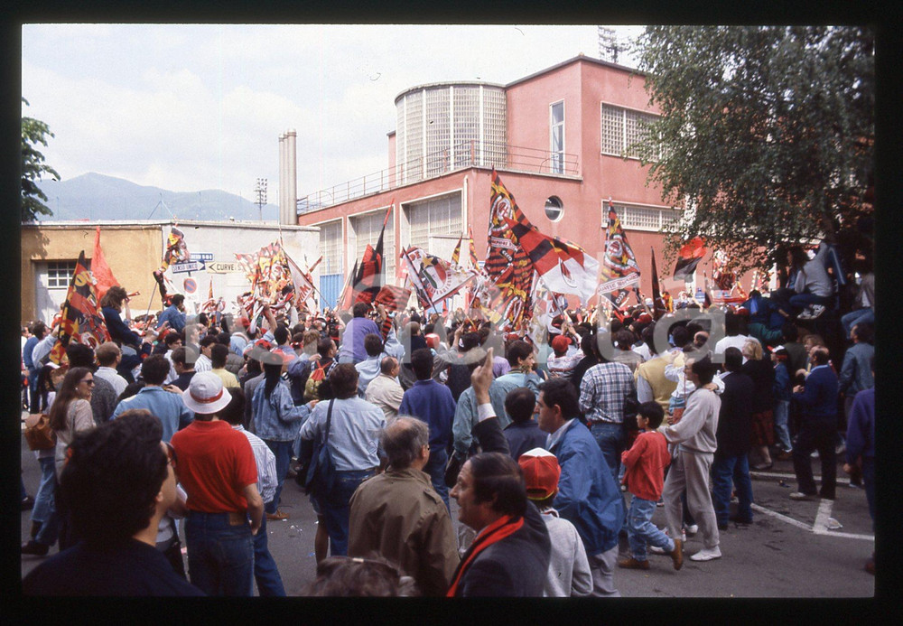35mm vintage slide* 1988 COMO Tifosi MILAN in festa dopo conquista scudetto 14