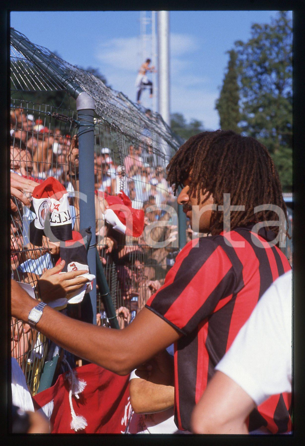 35mm vintage slide* 1988 CALCIO - A.C. MILAN Ruud GULLIT saluta i tifosi