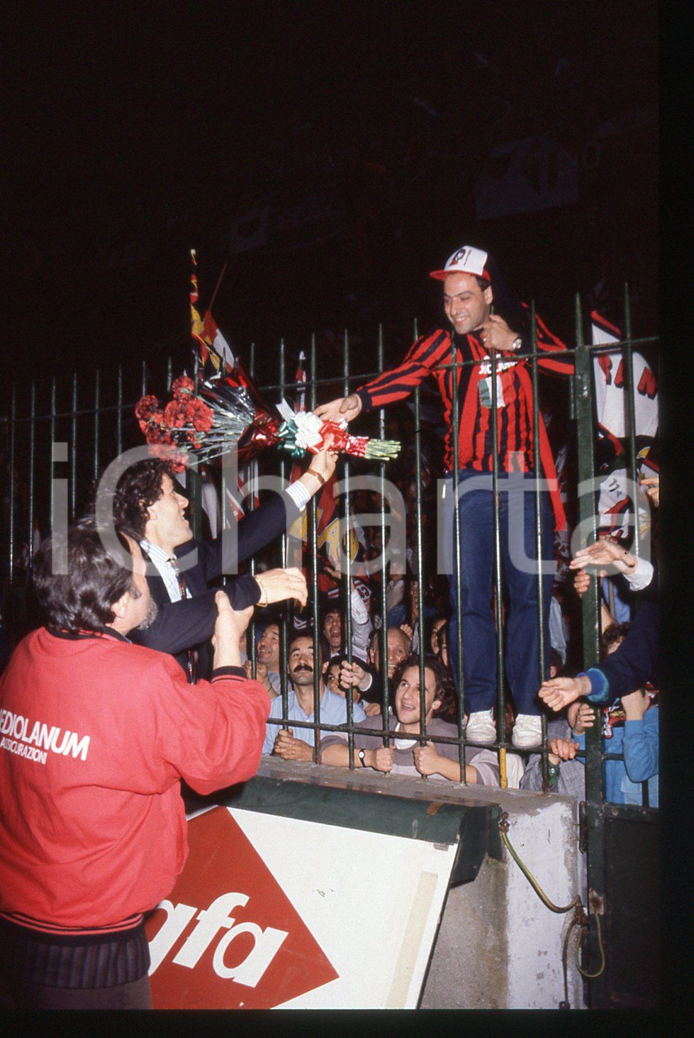 35mm vintage slide* 1988 MILANO Roberto DONADONI AC MILAN riceve fiori da tifoso