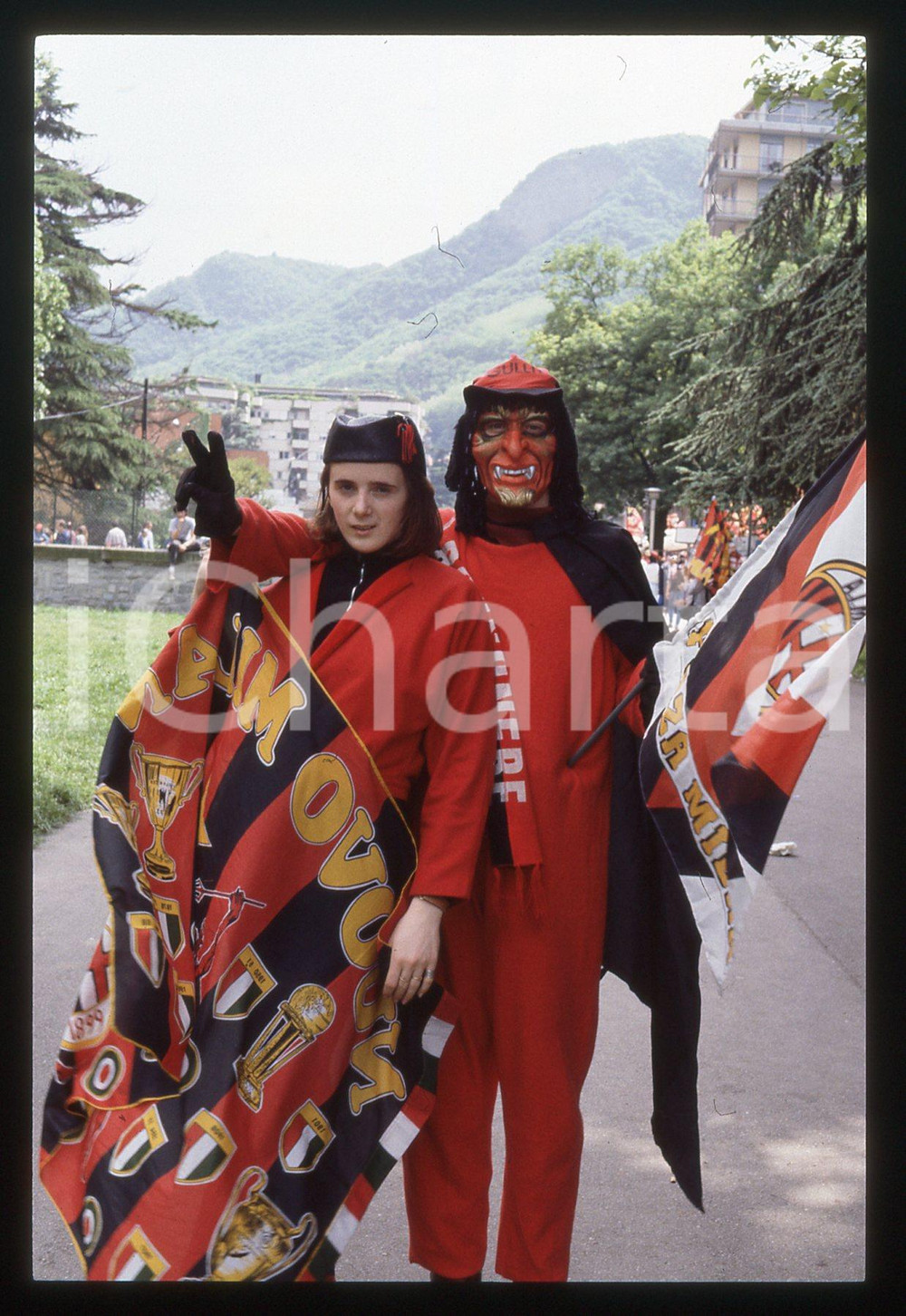 35mm vintage slide* 1988 COMO Coppia di tifosi festeggia 11°Scudetto AC MILAN