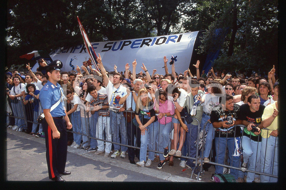 35mm vintage slide* 1990 ca CALCIO - F.C. INTER Tifosi festeggiano la squadra 3