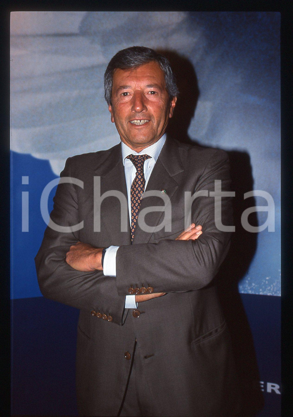 35mm vintage slide* 1995 ca ITALIA MODA Sergio TACCHINI - Ritratto (2)  Diapositiva d'epoca, in formato 35 mm.CONDIZIONI: GOODTutti i diritti riservati.E' severamente vietata la riproduzione. ICharta mette in vendita, sul negozio eBay e in esclusiva sul sito "icharta" il proprio archivio composto da numerose diapositive e negativi fotografici d'epoca, tutti originali e autentici, che attraversano la storia del costume italiano tra gli la fine degli anni Sessanta e Novanta.Si tratta di uno sguardo inedito sull'attualit&agrave;, la politica, la vita quotidiana, il gossip e la cultura, che fotografa il cambiamento della nazione in quest'ultimo scorcio del XX secolo. Un'occasione unica per il mercato del collezionismo, che vede finalmente disponibile un archivio eccezionale per vastit&agrave;, tematiche e condizioni, in un settore (il negativo fotografico e la diapositiva) di assoluta novit&agrave; e dalle interessanti prospettive di investimento.  originale e autentica 1