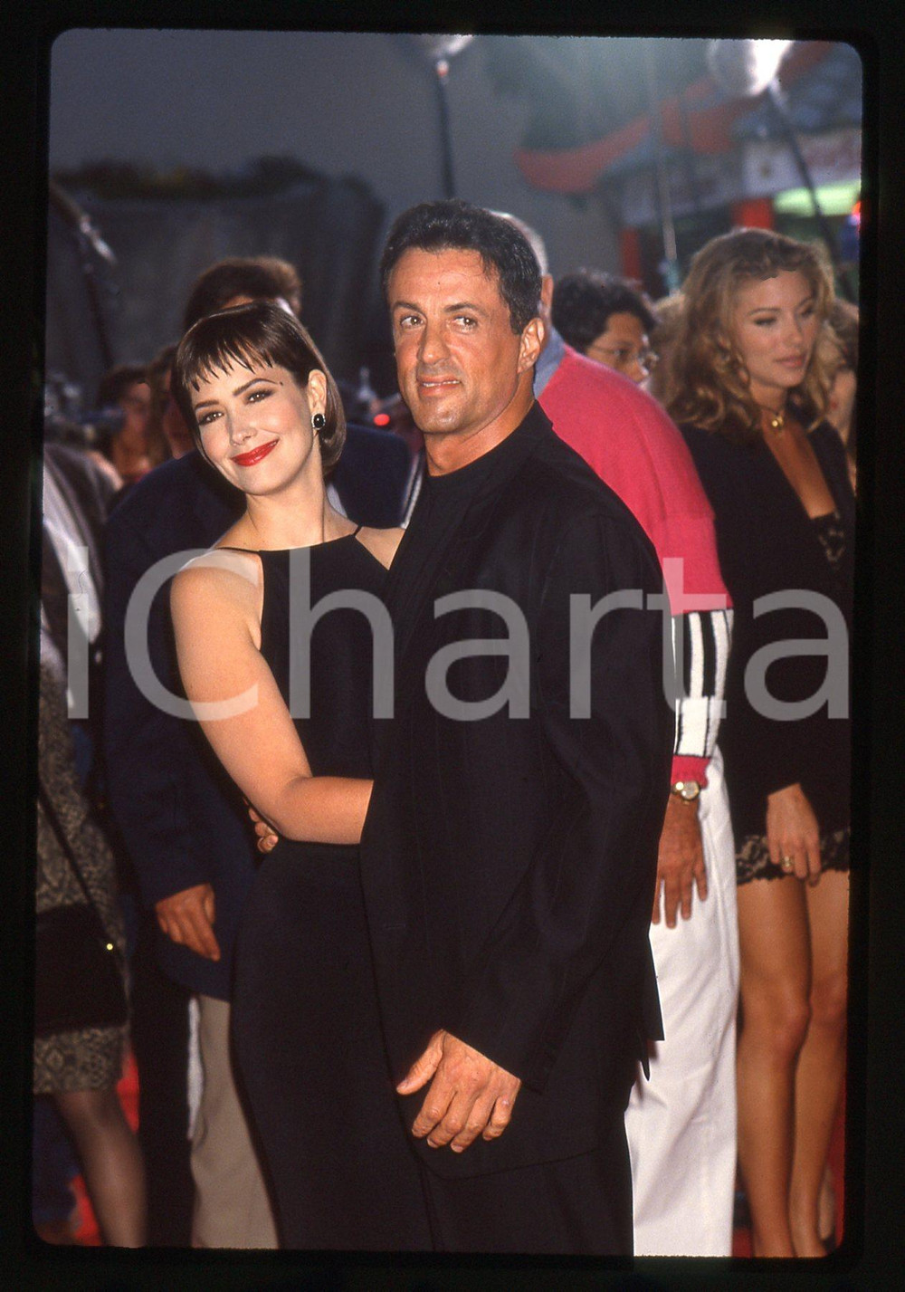 35mm vintage slide* 1993 HOLLYWOOD Sylvester STALLONE Janine TURNER CLIFFHANGER  La diapositiva &egrave; stata realizzata durante la premi&egrave;re di CliffhangerDiapositiva d'epoca, in formato 35 mm.CONDIZIONI: GOODTutti i diritti riservati.E' severamente vietata la riproduzione. ICharta mette in vendita, sul negozio eBay e in esclusiva sul sito "icharta" il proprio archivio composto da numerose diapositive e negativi fotografici d'epoca, tutti originali e autentici, che attraversano la storia del costume italiano tra gli la fine degli anni Sessanta e Novanta.Si tratta di uno sguardo inedito sull'attualit&agrave;, la politica, la vita quotidiana, il gossip e la cultura, che fotografa il cambiamento della nazione in quest'ultimo scorcio del XX secolo. Un'occasione unica per il mercato del collezionismo, che vede finalmente disponibile un archivio eccezionale per vastit&agrave;, tematiche e condizioni, in un settore (il negativo fotografico e la diapositiva) di assoluta novit&agrave; e dalle interessanti prospettive di investimento.  originale e autentica 1