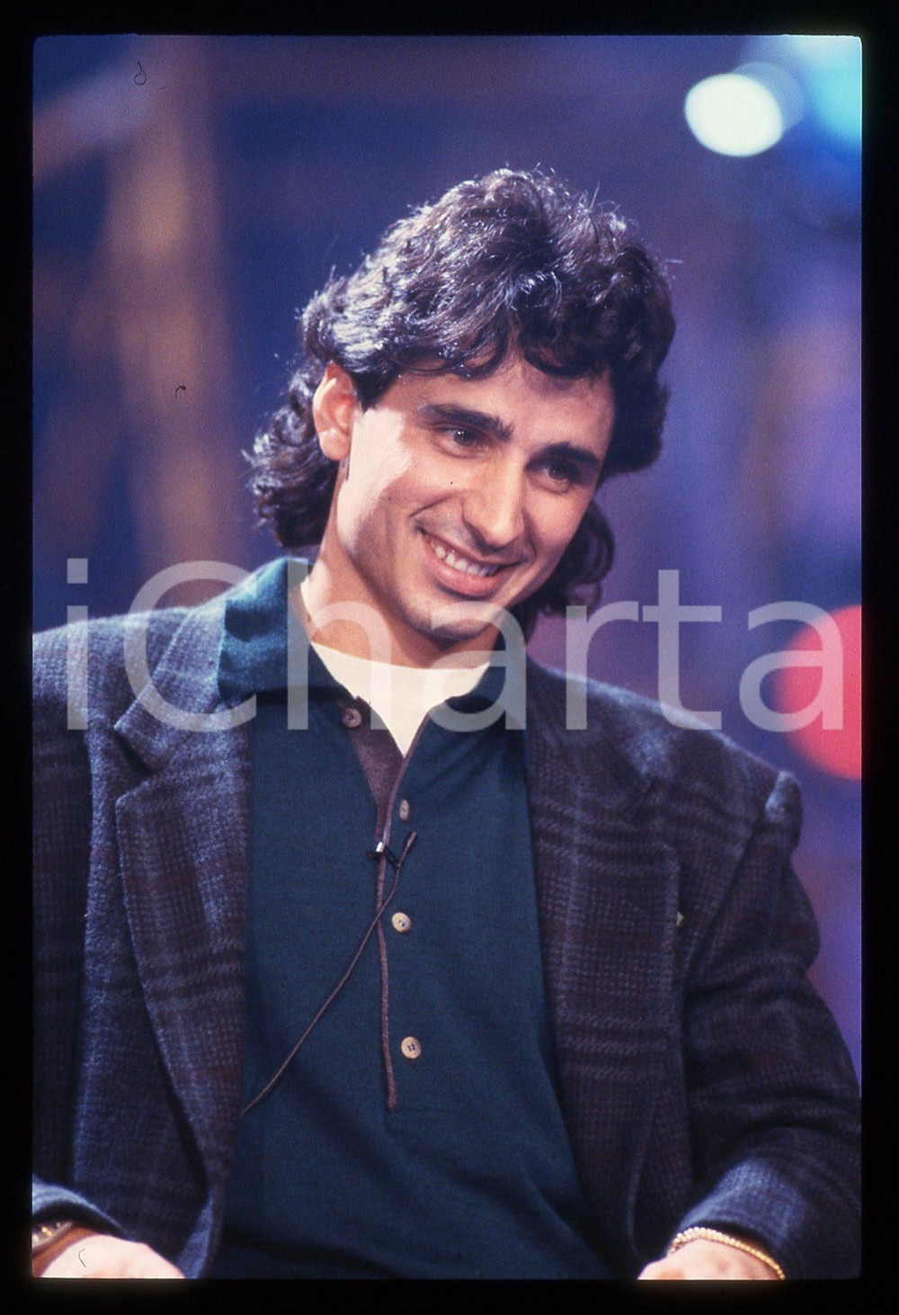 35mm vintage slide* 1990 ca ITALIA CALCIO Andrea CARNEVALE Ritratto calciatore 3  Diapositiva d'epoca, in formato 35 mm.CONDIZIONI: GOODTutti i diritti riservati.E' severamente vietata la riproduzione. ICharta mette in vendita, sul negozio eBay e in esclusiva sul sito "icharta" il proprio archivio composto da numerose diapositive e negativi fotografici d'epoca, tutti originali e autentici, che attraversano la storia del costume italiano tra gli la fine degli anni Sessanta e Novanta.Si tratta di uno sguardo inedito sull'attualit&agrave;, la politica, la vita quotidiana, il gossip e la cultura, che fotografa il cambiamento della nazione in quest'ultimo scorcio del XX secolo. Un'occasione unica per il mercato del collezionismo, che vede finalmente disponibile un archivio eccezionale per vastit&agrave;, tematiche e condizioni, in un settore (il negativo fotografico e la diapositiva) di assoluta novit&agrave; e dalle interessanti prospettive di investimento.  originale e autentica 1