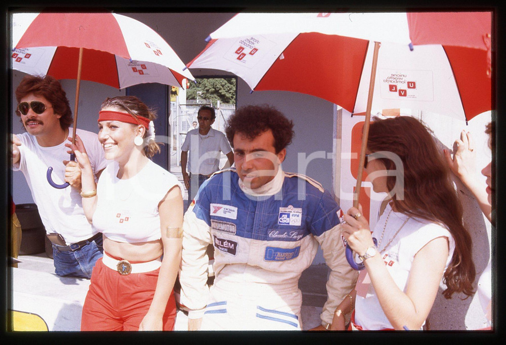 35mm vintage slide* 1984 GP MONZA F3 Claudio LANGES BARRON Racing - Ritratto (2) Diapositiva d'epoca, in formato 35 mm.CONDIZIONI: GOODTutti i diritti riservati.E' severamente vietata la riproduzione. ICharta mette in vendita, sul negozio eBay e in esclusiva sul sito "icharta" il proprio archivio composto da numerose diapositive e negativi fotografici d'epoca, tutti originali e autentici, che attraversano la storia del costume italiano tra gli la fine degli anni Sessanta e Novanta.Si tratta di uno sguardo inedito sull'attualit&agrave;, la politica, la vita quotidiana, il gossip e la cultura, che fotografa il cambiamento della nazione in quest'ultimo scorcio del XX secolo. Un'occasione unica per il mercato del collezionismo, che vede finalmente disponibile un archivio eccezionale per vastit&agrave;, tematiche e condizioni, in un settore (il negativo fotografico e la diapositiva) di assoluta novit&agrave; e dalle interessanti prospettive di investimento.  originale e autentica 1