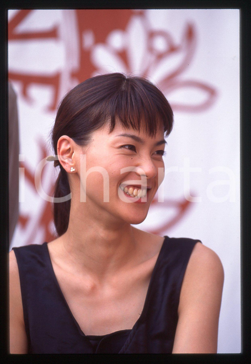 35mm vintage slide* 1995 VENEZIA Makiko ESUMI alla Mostra del Cinema Ritratto 5 Diapositiva d'epoca, in formato 35 mm.CONDIZIONI: GOODTutti i diritti riservati.E' severamente vietata la riproduzione. ICharta mette in vendita, sul negozio eBay e in esclusiva sul sito "icharta" il proprio archivio composto da numerose diapositive e negativi fotografici d'epoca, tutti originali e autentici, che attraversano la storia del costume italiano tra gli la fine degli anni Sessanta e Novanta.Si tratta di uno sguardo inedito sull'attualit&agrave;, la politica, la vita quotidiana, il gossip e la cultura, che fotografa il cambiamento della nazione in quest'ultimo scorcio del XX secolo. Un'occasione unica per il mercato del collezionismo, che vede finalmente disponibile un archivio eccezionale per vastit&agrave;, tematiche e condizioni, in un settore (il negativo fotografico e la diapositiva) di assoluta novit&agrave; e dalle interessanti prospettive di investimento.  originale e autentica 1