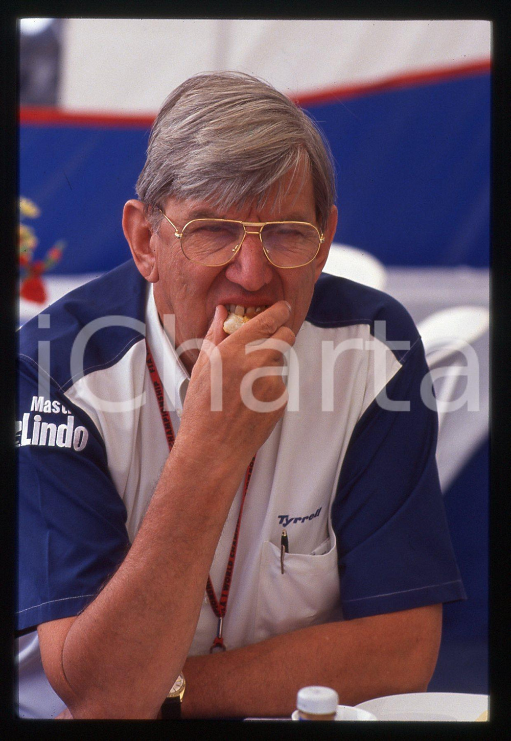 35mm vintage slide* 1992 GP MONZA F1 Ken TYRRELL - Ritratto fondatore scuderia Diapositiva d'epoca, in formato 35 mm.CONDIZIONI: GOODTutti i diritti riservati.E' severamente vietata la riproduzione. ICharta mette in vendita, sul negozio eBay e in esclusiva sul sito "icharta" il proprio archivio composto da numerose diapositive e negativi fotografici d'epoca, tutti originali e autentici, che attraversano la storia del costume italiano tra gli la fine degli anni Sessanta e Novanta.Si tratta di uno sguardo inedito sull'attualit&agrave;, la politica, la vita quotidiana, il gossip e la cultura, che fotografa il cambiamento della nazione in quest'ultimo scorcio del XX secolo. Un'occasione unica per il mercato del collezionismo, che vede finalmente disponibile un archivio eccezionale per vastit&agrave;, tematiche e condizioni, in un settore (il negativo fotografico e la diapositiva) di assoluta novit&agrave; e dalle interessanti prospettive di investimento.  originale e autentica 1