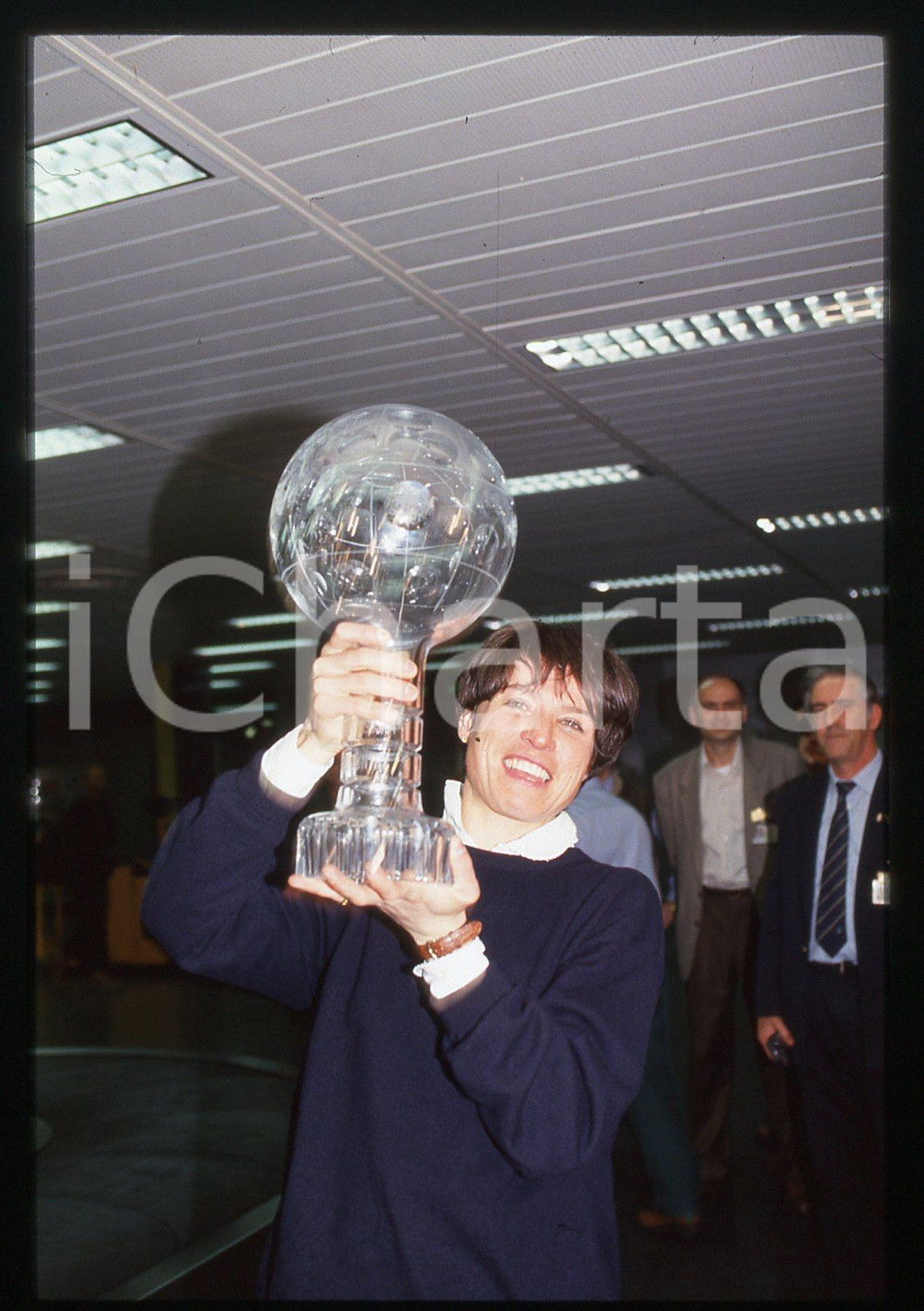 35mm vintage slide* 1996 ITALIA Manuela DI CENTA con Coppa Mondo SCI DI FONDO