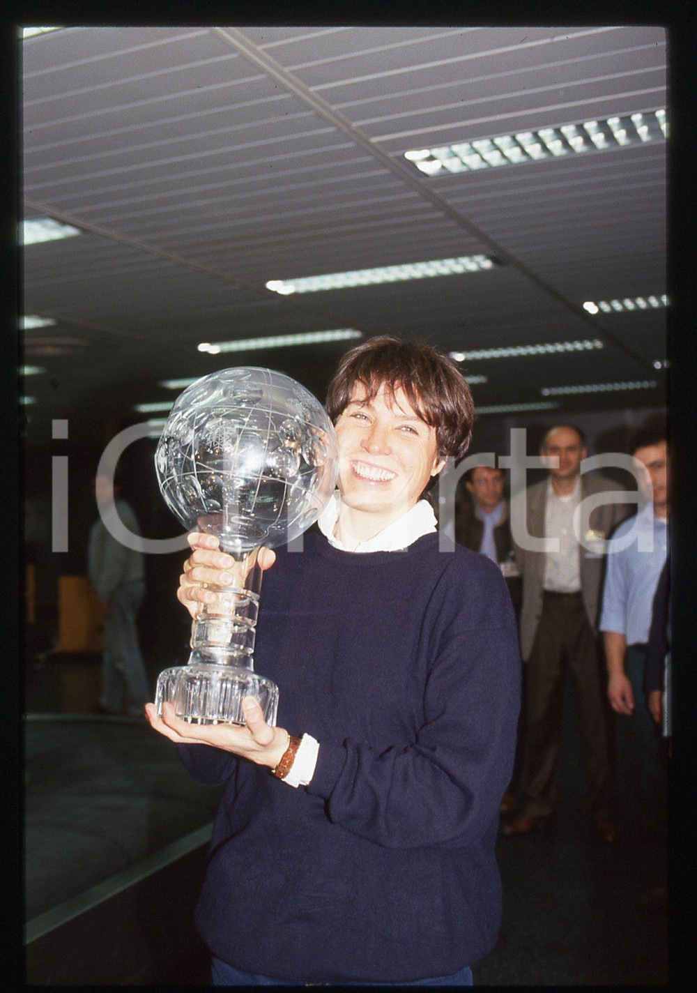 35mm vintage slide* 1996 ITALIA Manuela DI CENTA con Coppa Mondo SCI DI FONDO 2