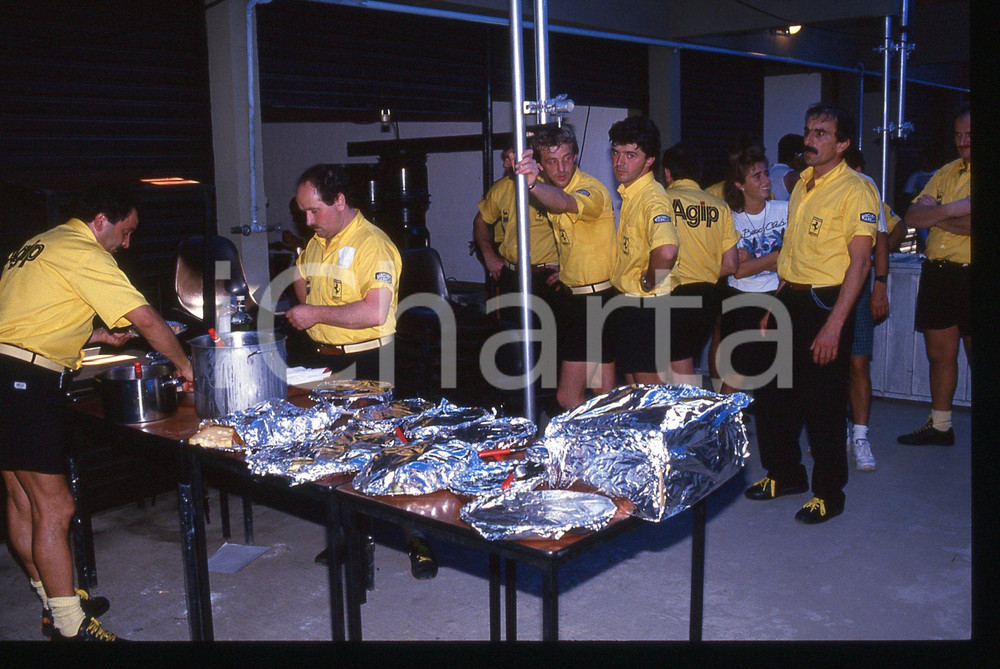 35mm vintage slide* 1988 GP SAN MARINO Meccanici FERRARI in pausa pranzo