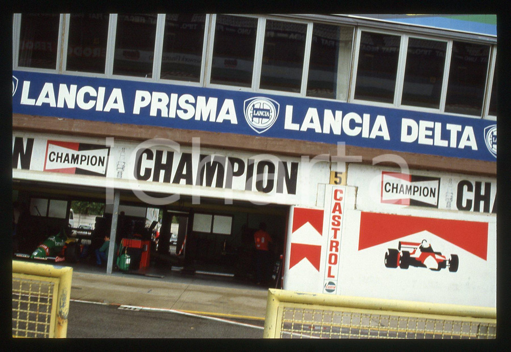 Fotografia d epoca originale 35mm vintage slide 1988 GP SAN MARINO FORMULA 1 Scorcio box scuderia BENETTON 1