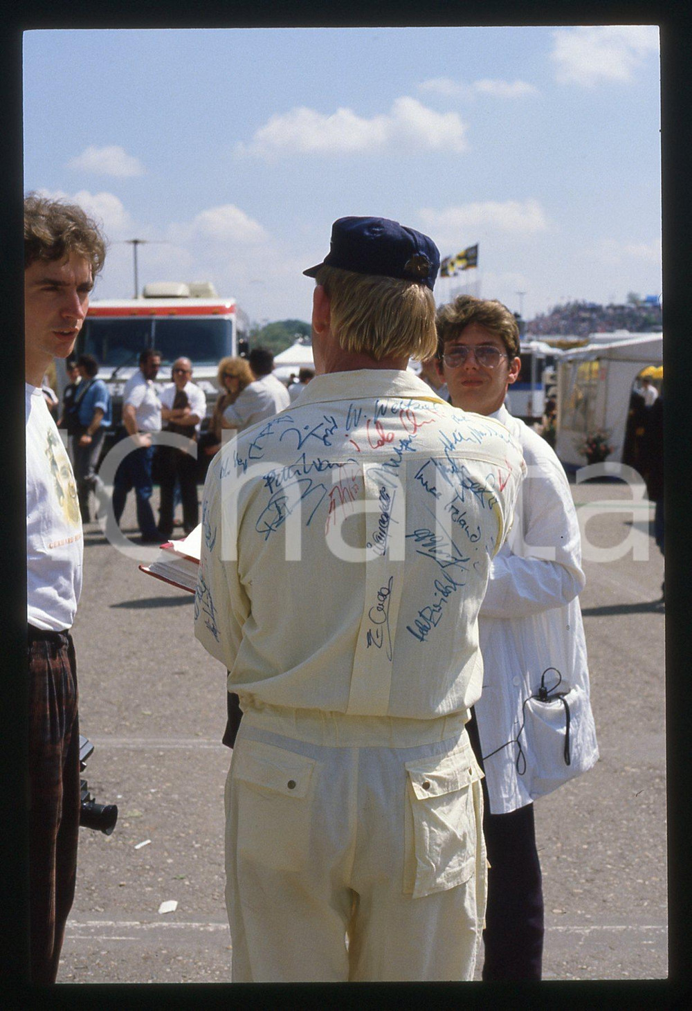 35mm vintage slide* 1988 GP SAN MARINO FORMULA 1 Addetto con camicia autografata