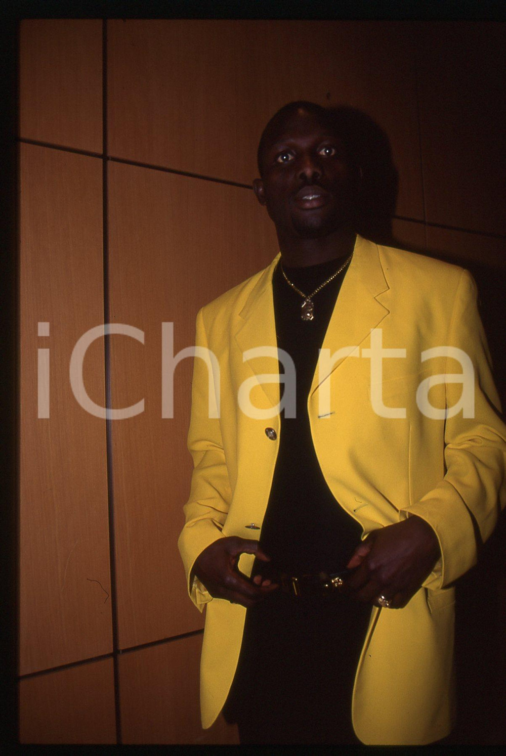35mm vintage slide* 1995ca CALCIO George WEAH AC MILAN Ritratto del calciatore 4 Diapositiva d'epoca, in formato 35 mm.CONDIZIONI: GOODTutti i diritti riservatiE' severamente vietata la riproduzione. ICharta mette in vendita, sul negozio eBay e in esclusiva sul sito "icharta" il proprio archivio composto da numerose diapositive e negativi fotografici d'epoca, tutti originali e autentici, che attraversano la storia del costume italiano tra gli la fine degli anni Sessanta e Novanta.Si tratta di uno sguardo inedito sull'attualit&agrave;, la politica, la vita quotidiana, il gossip e la cultura, che fotografa il cambiamento della nazione in quest'ultimo scorcio del XX secolo. Un'occasione unica per il mercato del collezionismo, che vede finalmente disponibile un archivio eccezionale per vastit&agrave;, tematiche e condizioni, in un settore (il negativo fotografico e la diapositiva) di assoluta novit&agrave; e dalle interessanti prospettive di investimento.  originale e autentica 1