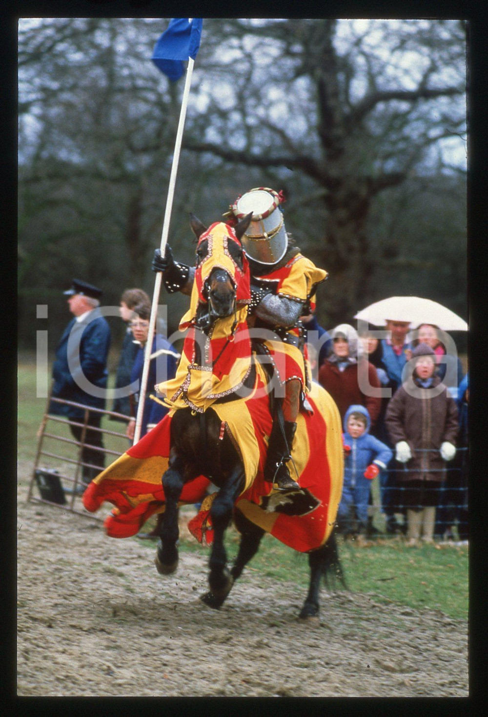 Fotografia d epoca originale 35mm vintage slide 1985 ca CHILHAM CASTLE UK  JOUSTING Tournament 1