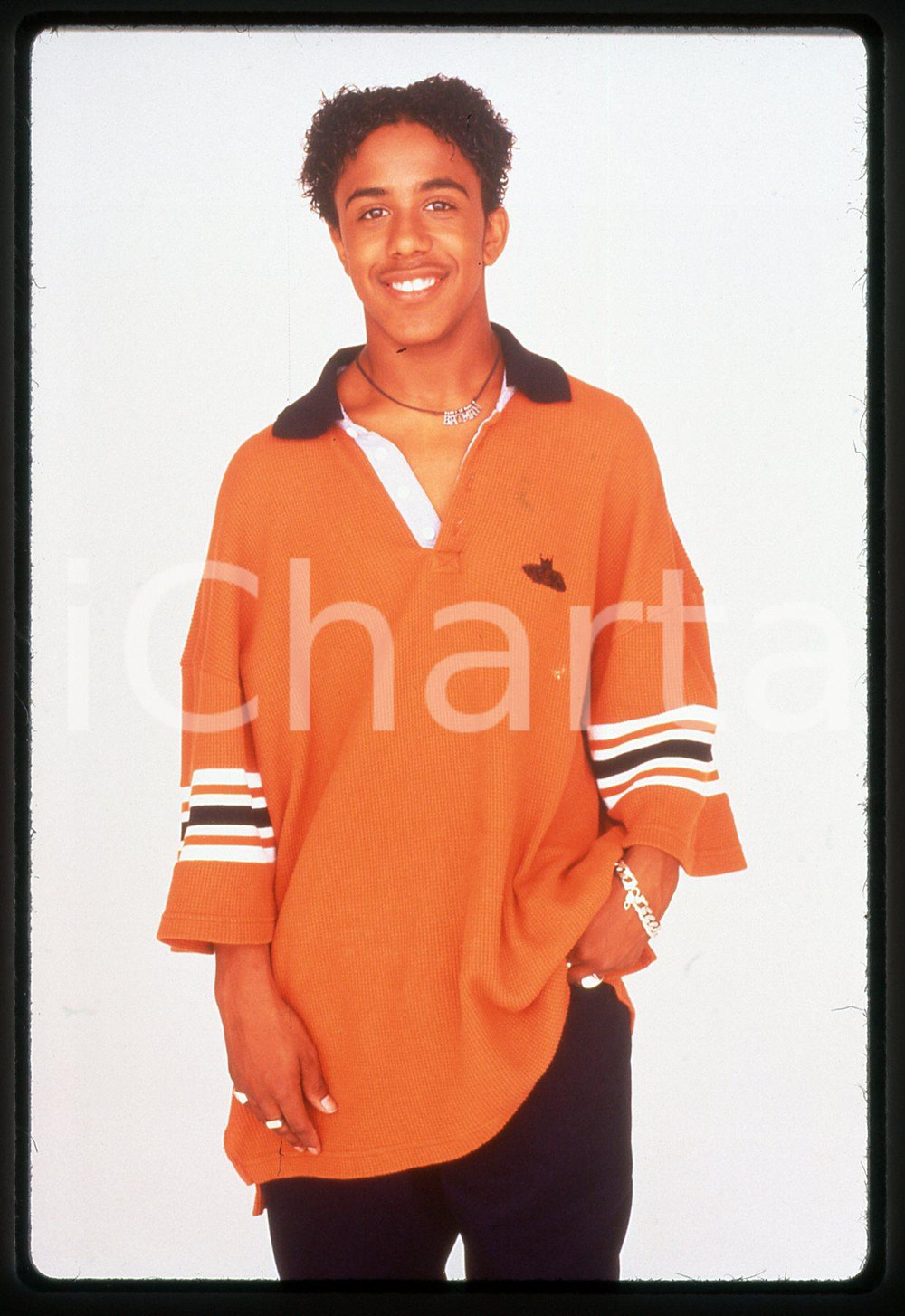 35mm vintage slide* 1994 SISTER, SISTER Marques HOUSTON in una scena serie tv  Diapositiva d'epoca, in formato 35 mm.CONDIZIONI: GOODTutti i diritti riservatiE' severamente vietata la riproduzione. ICharta mette in vendita, sul negozio eBay e in esclusiva sul sito "icharta" il proprio archivio composto da numerose diapositive e negativi fotografici d'epoca, tutti originali e autentici, che attraversano la storia del costume italiano tra gli la fine degli anni Sessanta e Novanta.Si tratta di uno sguardo inedito sull'attualit&agrave;, la politica, la vita quotidiana, il gossip e la cultura, che fotografa il cambiamento della nazione in quest'ultimo scorcio del XX secolo. Un'occasione unica per il mercato del collezionismo, che vede finalmente disponibile un archivio eccezionale per vastit&agrave;, tematiche e condizioni, in un settore (il negativo fotografico e la diapositiva) di assoluta novit&agrave; e dalle interessanti prospettive di investimento.  originale e autentica 1