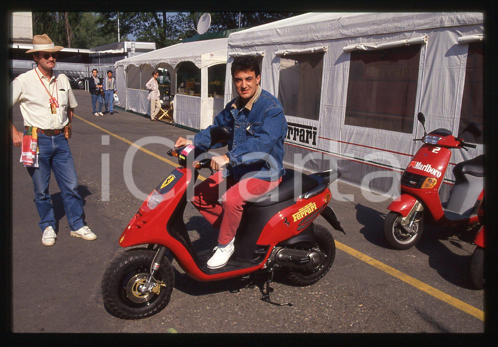 35mm vintage slide* 1995 GP SAN MARINO Jean ALESI su GILERA NTT - FERRARI 5  Diapositiva d'epoca, in formato 35 mm.CONDIZIONI: GOODTutti i diritti riservatiE' severamente vietata la riproduzione. ICharta mette in vendita, sul negozio eBay e in esclusiva sul sito "icharta" il proprio archivio composto da numerose diapositive e negativi fotografici d'epoca, tutti originali e autentici, che attraversano la storia del costume italiano tra gli la fine degli anni Sessanta e Novanta.Si tratta di uno sguardo inedito sull'attualit&agrave;, la politica, la vita quotidiana, il gossip e la cultura, che fotografa il cambiamento della nazione in quest'ultimo scorcio del XX secolo. Un'occasione unica per il mercato del collezionismo, che vede finalmente disponibile un archivio eccezionale per vastit&agrave;, tematiche e condizioni, in un settore (il negativo fotografico e la diapositiva) di assoluta novit&agrave; e dalle interessanti prospettive di investimento.  originale e autentica 1