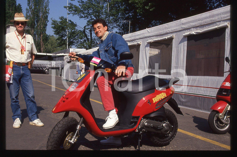 35mm vintage slide* 1995 GP SAN MARINO Jean ALESI su GILERA NTT - FERRARI 7  Diapositiva d'epoca, in formato 35 mm.CONDIZIONI: GOODTutti i diritti riservatiE' severamente vietata la riproduzione. ICharta mette in vendita, sul negozio eBay e in esclusiva sul sito "icharta" il proprio archivio composto da numerose diapositive e negativi fotografici d'epoca, tutti originali e autentici, che attraversano la storia del costume italiano tra gli la fine degli anni Sessanta e Novanta.Si tratta di uno sguardo inedito sull'attualit&agrave;, la politica, la vita quotidiana, il gossip e la cultura, che fotografa il cambiamento della nazione in quest'ultimo scorcio del XX secolo. Un'occasione unica per il mercato del collezionismo, che vede finalmente disponibile un archivio eccezionale per vastit&agrave;, tematiche e condizioni, in un settore (il negativo fotografico e la diapositiva) di assoluta novit&agrave; e dalle interessanti prospettive di investimento.  originale e autentica 1