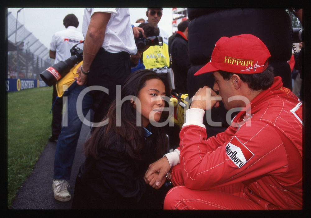 35mm vintage slide* 1995 GP SAN MARINO Jean ALESI con Kumiko GOTO (27)