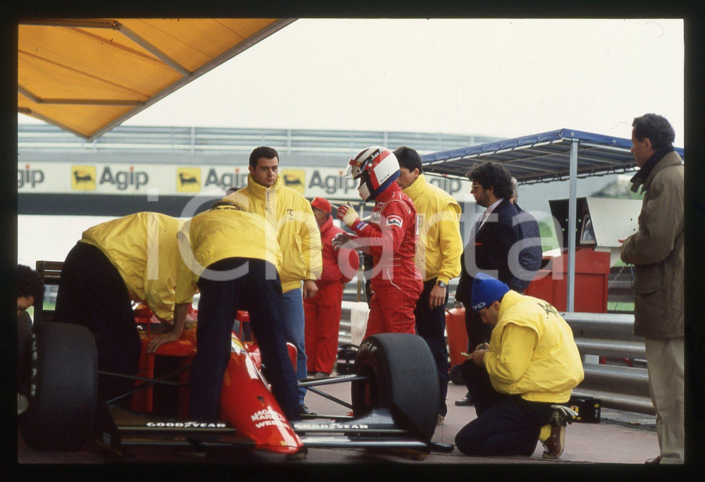35mm vintage slide* 1990 FIORANO Test invernali Jean ALESI su FERRARI 641 F1 17  Diapositiva d'epoca, in formato 35 mm.CONDIZIONI: GOODTutti i diritti riservatiE' severamente vietata la riproduzione. ICharta mette in vendita, sul negozio eBay e in esclusiva sul sito "icharta" il proprio archivio composto da numerose diapositive e negativi fotografici d'epoca, tutti originali e autentici, che attraversano la storia del costume italiano tra gli la fine degli anni Sessanta e Novanta.Si tratta di uno sguardo inedito sull'attualit&agrave;, la politica, la vita quotidiana, il gossip e la cultura, che fotografa il cambiamento della nazione in quest'ultimo scorcio del XX secolo. Un'occasione unica per il mercato del collezionismo, che vede finalmente disponibile un archivio eccezionale per vastit&agrave;, tematiche e condizioni, in un settore (il negativo fotografico e la diapositiva) di assoluta novit&agrave; e dalle interessanti prospettive di investimento.  originale e autentica 1