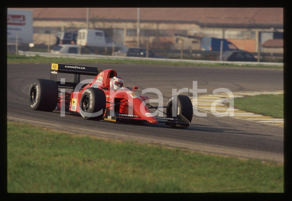 35mm vintage slide* 1990 FIORANO Test invernali Jean ALESI su FERRARI 641 F1 18  Diapositiva d'epoca, in formato 35 mm.CONDIZIONI: GOODTutti i diritti riservatiE' severamente vietata la riproduzione. ICharta mette in vendita, sul negozio eBay e in esclusiva sul sito "icharta" il proprio archivio composto da numerose diapositive e negativi fotografici d'epoca, tutti originali e autentici, che attraversano la storia del costume italiano tra gli la fine degli anni Sessanta e Novanta.Si tratta di uno sguardo inedito sull'attualit&agrave;, la politica, la vita quotidiana, il gossip e la cultura, che fotografa il cambiamento della nazione in quest'ultimo scorcio del XX secolo. Un'occasione unica per il mercato del collezionismo, che vede finalmente disponibile un archivio eccezionale per vastit&agrave;, tematiche e condizioni, in un settore (il negativo fotografico e la diapositiva) di assoluta novit&agrave; e dalle interessanti prospettive di investimento.  originale e autentica 1
