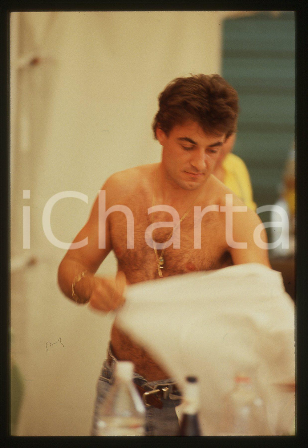 35mm vintage slide* 1990 ca FORMULA1 Jean ALESI - Ritratto del pilota FERRARI 5 Diapositiva d'epoca, in formato 35 mm.CONDIZIONI: GOODTutti i diritti riservatiE' severamente vietata la riproduzione. ICharta mette in vendita, sul negozio eBay e in esclusiva sul sito "icharta" il proprio archivio composto da numerose diapositive e negativi fotografici d'epoca, tutti originali e autentici, che attraversano la storia del costume italiano tra gli la fine degli anni Sessanta e Novanta.Si tratta di uno sguardo inedito sull'attualit&agrave;, la politica, la vita quotidiana, il gossip e la cultura, che fotografa il cambiamento della nazione in quest'ultimo scorcio del XX secolo. Un'occasione unica per il mercato del collezionismo, che vede finalmente disponibile un archivio eccezionale per vastit&agrave;, tematiche e condizioni, in un settore (il negativo fotografico e la diapositiva) di assoluta novit&agrave; e dalle interessanti prospettive di investimento.  originale e autentica 1