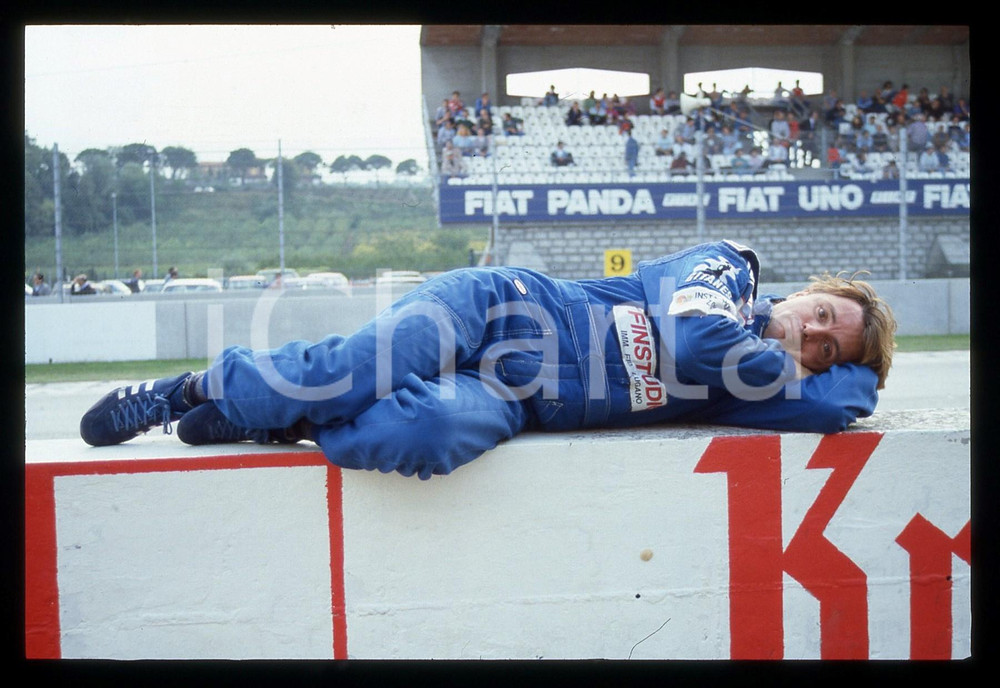 35mm vintage slide* 1989 GP SAN MARINO Renè ARNOUX disteso sul muretto (2)