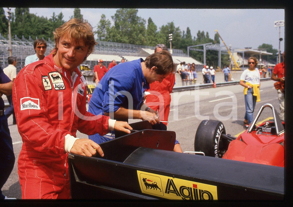 35mm vintage slide* 1983 GP MONZA RenÃ© ARNOUX ai box con FERRARI 126 C3   Diapositiva d'epoca, in formato 35 mm.CONDIZIONI: GOODTutti i diritti riservatiE' severamente vietata la riproduzione. ICharta mette in vendita, sul negozio eBay e in esclusiva sul sito "icharta" il proprio archivio composto da numerose diapositive e negativi fotografici d'epoca, tutti originali e autentici, che attraversano la storia del costume italiano tra gli la fine degli anni Sessanta e Novanta.Si tratta di uno sguardo inedito sull'attualit&agrave;, la politica, la vita quotidiana, il gossip e la cultura, che fotografa il cambiamento della nazione in quest'ultimo scorcio del XX secolo. Un'occasione unica per il mercato del collezionismo, che vede finalmente disponibile un archivio eccezionale per vastit&agrave;, tematiche e condizioni, in un settore (il negativo fotografico e la diapositiva) di assoluta novit&agrave; e dalle interessanti prospettive di investimento.  originale e autentica 1