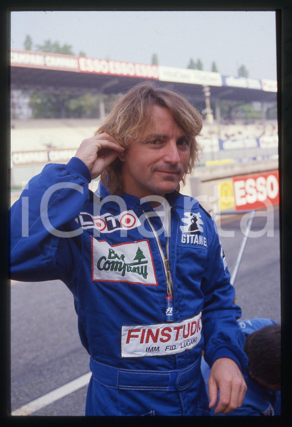 35mm vintage slide* 1989 GP MONZA Scuderia LIGIER René ARNOUX nella pit lane   Diapositiva d'epoca, in formato 35 mm.CONDIZIONI: GOODTutti i diritti riservatiE' severamente vietata la riproduzione. ICharta mette in vendita, sul negozio eBay e in esclusiva sul sito "icharta" il proprio archivio composto da numerose diapositive e negativi fotografici d'epoca, tutti originali e autentici, che attraversano la storia del costume italiano tra gli la fine degli anni Sessanta e Novanta.Si tratta di uno sguardo inedito sull'attualit&agrave;, la politica, la vita quotidiana, il gossip e la cultura, che fotografa il cambiamento della nazione in quest'ultimo scorcio del XX secolo. Un'occasione unica per il mercato del collezionismo, che vede finalmente disponibile un archivio eccezionale per vastit&agrave;, tematiche e condizioni, in un settore (il negativo fotografico e la diapositiva) di assoluta novit&agrave; e dalle interessanti prospettive di investimento.  originale e autentica 1