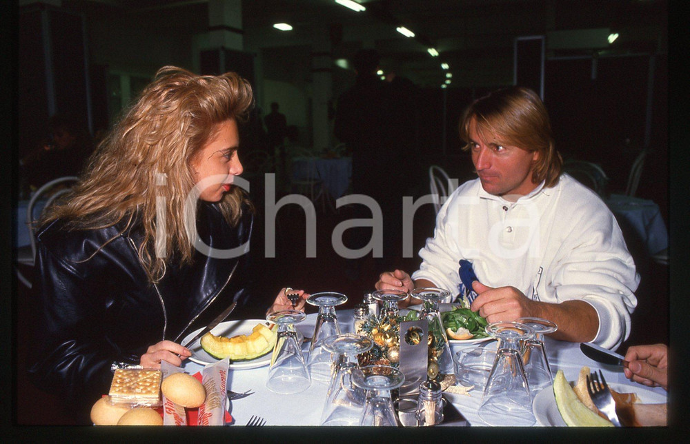 35mm vintage slide* 1988 AIRC RenÃ¨ ARNOUX Gara beneficenza go-kart - Cena   Diapositiva d'epoca, in formato 35 mm.CONDIZIONI: GOODTutti i diritti riservatiE' severamente vietata la riproduzione. ICharta mette in vendita, sul negozio eBay e in esclusiva sul sito "icharta" il proprio archivio composto da numerose diapositive e negativi fotografici d'epoca, tutti originali e autentici, che attraversano la storia del costume italiano tra gli la fine degli anni Sessanta e Novanta.Si tratta di uno sguardo inedito sull'attualit&agrave;, la politica, la vita quotidiana, il gossip e la cultura, che fotografa il cambiamento della nazione in quest'ultimo scorcio del XX secolo. Un'occasione unica per il mercato del collezionismo, che vede finalmente disponibile un archivio eccezionale per vastit&agrave;, tematiche e condizioni, in un settore (il negativo fotografico e la diapositiva) di assoluta novit&agrave; e dalle interessanti prospettive di investimento.  originale e autentica 1