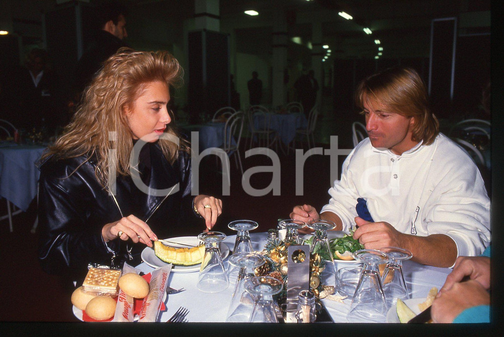 35mm vintage slide* 1988 AIRC René ARNOUX Gara beneficenza go-kart - Cena (2)   Diapositiva d'epoca, in formato 35 mm.CONDIZIONI: GOODTutti i diritti riservatiE' severamente vietata la riproduzione. ICharta mette in vendita, sul negozio eBay e in esclusiva sul sito "icharta" il proprio archivio composto da numerose diapositive e negativi fotografici d'epoca, tutti originali e autentici, che attraversano la storia del costume italiano tra gli la fine degli anni Sessanta e Novanta.Si tratta di uno sguardo inedito sull'attualit&agrave;, la politica, la vita quotidiana, il gossip e la cultura, che fotografa il cambiamento della nazione in quest'ultimo scorcio del XX secolo. Un'occasione unica per il mercato del collezionismo, che vede finalmente disponibile un archivio eccezionale per vastit&agrave;, tematiche e condizioni, in un settore (il negativo fotografico e la diapositiva) di assoluta novit&agrave; e dalle interessanti prospettive di investimento.  originale e autentica 1